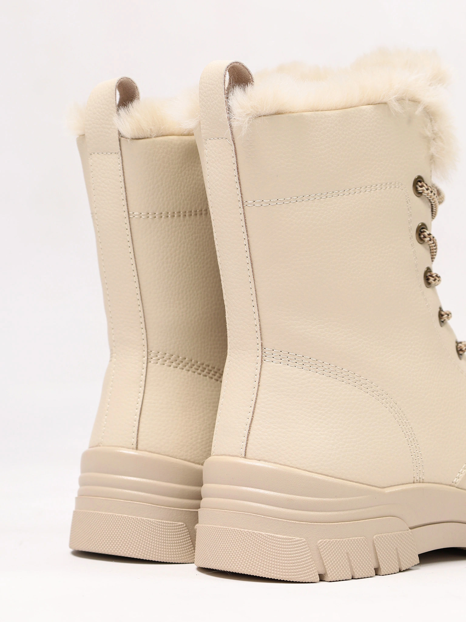 Ботинки бежевого цвета на средней рельефной подошве